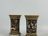 une paire de vases ornés de motifs floraux, posés sur une table
