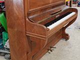 un piano posé au milieu d'une pièce