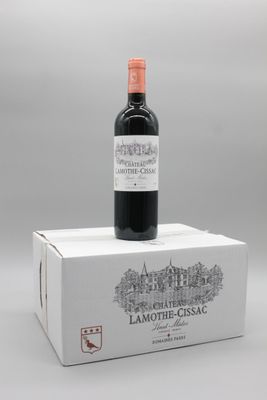une bouteille de vin rouge posée sur une boîte blanche