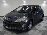 la photo d'une voiture noire garée dans un garage