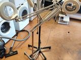 une machine posée sur une table dans une pièce