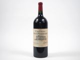 la bouteille de vin rouge est posée sur la table