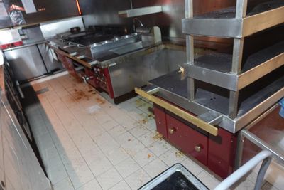 une photo d'une cuisine professionnelle dotée de nombreux plans de travail