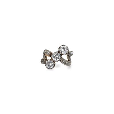 Bague « Volutes » en or jaune 750‰, platine 850‰, pierres bl…