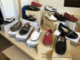 de nombreuses paires de chaussures posées sur une table dans une pièce