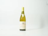 une bouteille de vin posée sur une table