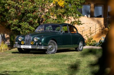 une voiture verte garée dans l'herbe