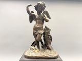 statue en bronze d'une femme tenant un oiseau sur un socle en marbre