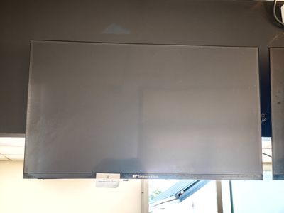 une télévision fixée au mur dans la cuisine