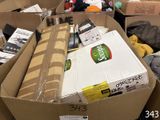 de nombreux cartons contenant des objets qui sont entreposés dans une pièce