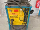 un gros plan d'une machine à souder à laquelle est raccordé un tuyau