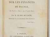 un livre ouvert posé sur une surface blanche, avec l'image d'un bâtiment en arrière-plan