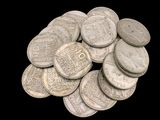 quelques pièces d'argent sont empilées les unes sur les autres sur un fond noir