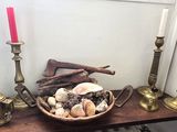 un panier de coquillages posé sur une table à côté d'une bougie