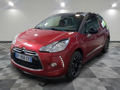 la citrole rouge est garée dans le garage sur un sol en damier