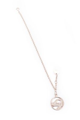 un collier en or blanc avec un pendentif circulaire monté sur une chaîne