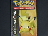 Le jeu de cartes Pokémon comporte une figurine jaune de Pikachu sur le dessus.