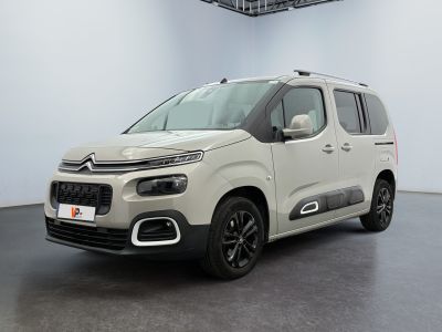 La camionnette Citrole est garée dans une grande pièce blanche