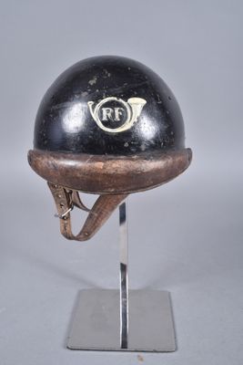 un casque posé sur un support muni d'une base métallique