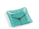 un plat carré en verre orné d'une horloge