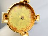 gros plan d'une montre-bracelet sur une surface blanche