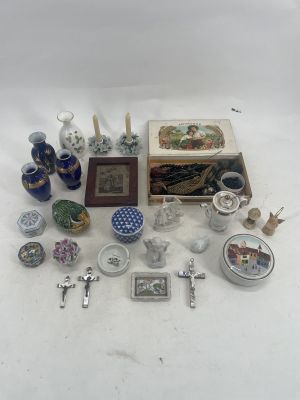 un grand nombre d'objets posés sur une table