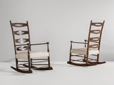 une paire de fauteuils à bascule de style « person »