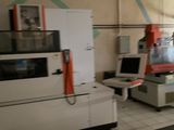 de nombreuses machines regroupées dans une même pièce
