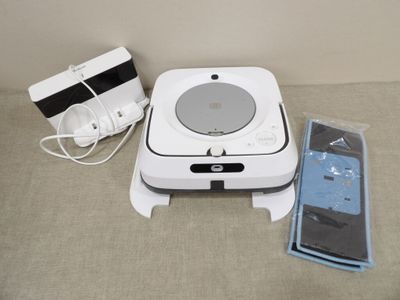 une console Wii posée sur un canapé à côté d'une télécommande