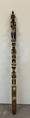 Culture IBO, Nigéria. Bois, pigments polychromes. Grand poteau sc...