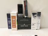 tout un tas de produits cosmétiques de toutes sortes sur la table