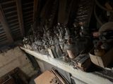 de nombreuses bouteilles sur une étagère dans une pièce