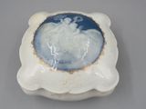 une assiette blanche avec un ciel bleu à l'intérieur