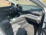 l'intérieur d'une voiture avec la porte ouverte et le siège du conducteur abaissé