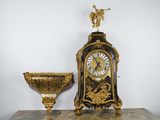 une horloge et un bol posés sur une table