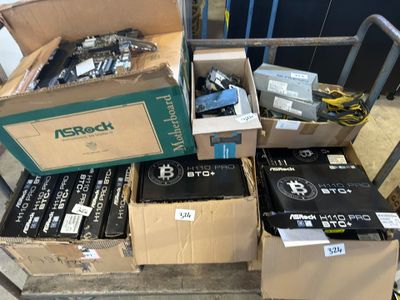 Des cartons contenant du matériel électronique sont empilés sur un carton dans un entrepôt