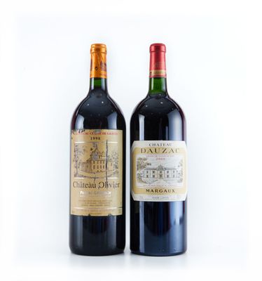deux bouteilles de vin assises l'une à côté de l'autre