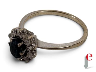 une photo d'une bague en diamant sertie d'une pierre noire