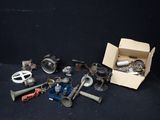 une boîte contenant divers objets, posée sur une surface noire