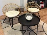 deux chaises et une table dans un salon