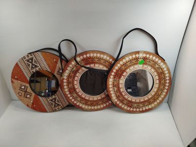 trois sacs posés sur une boîte blanche