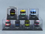 une vitrine contenant six casques de course différents