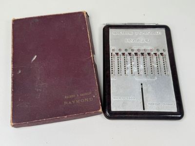 un vieux livre et un petit appareil électronique posés sur une table