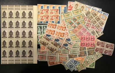 plusieurs types de timbres différents posés sur une table avec un fond noir
