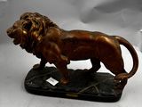 statue de lion sur un socle de marbre sur fond blanc