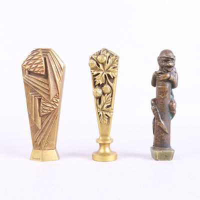 Trois types de statues différents sont représentés sur une surface blanche
