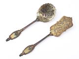 une paire de cuillères anciennes en argent ornées de motifs floraux