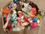 une poubelle remplie d'objets de toutes sortes