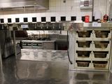 une cuisine avec beaucoup de casseroles et de poêles sur le comptoir