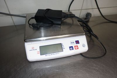 SUR DESIGNATION : Une petite balance électronique Louis Tell…